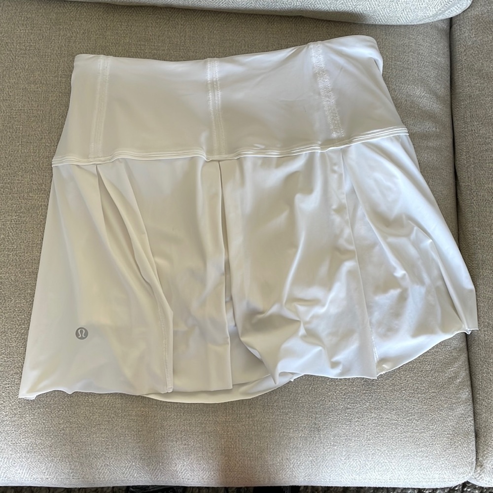 White 7” Lululemon tennis skirt size 6US